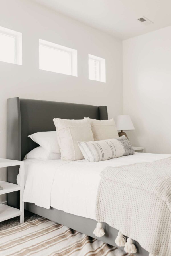Łóżko z bokami w stylu modern farmhouse Lisa