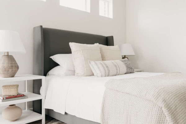 Łóżko z bokami w stylu modern farmhouse Lisa
