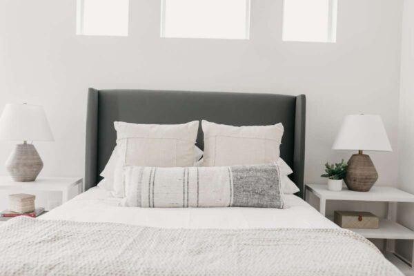 Łóżko z bokami w stylu modern farmhouse Lisa