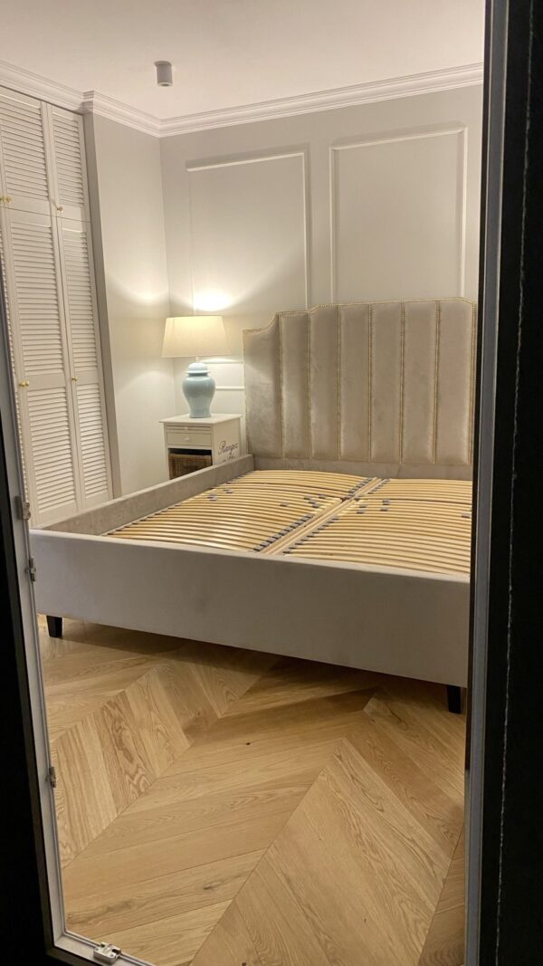 Łóżko tapicerowane szare pikowane pionowo Lucy I styl glamour, nowojorski, modern classic