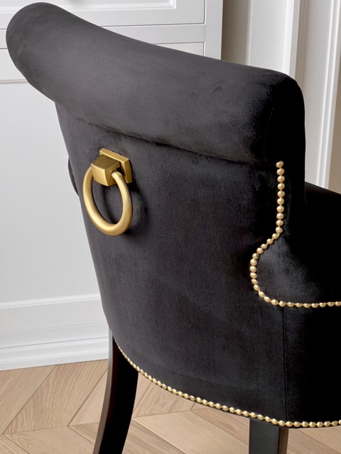 Krzesło tapicerowane z podłokietnikami, kołatką  i pinezkami Ring Black Armrest
